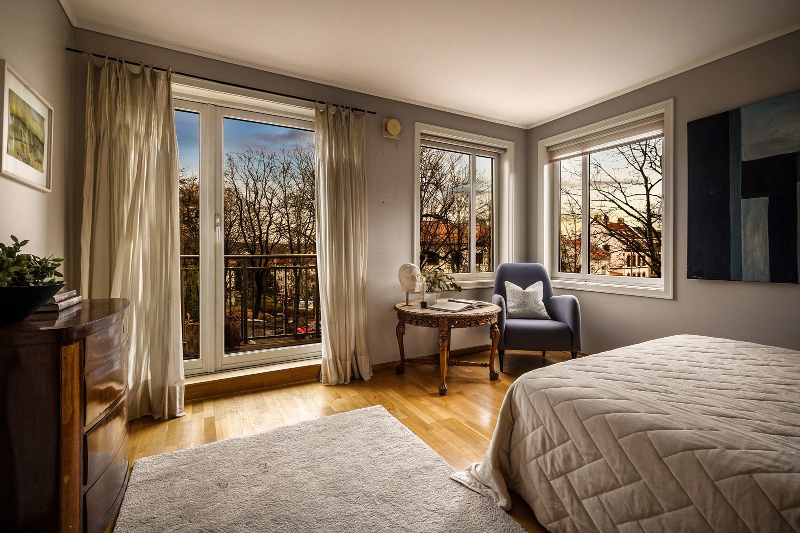 Leiligheten har et innbydende soverom med store vindusflater og utgang til balkong. Galleribilde