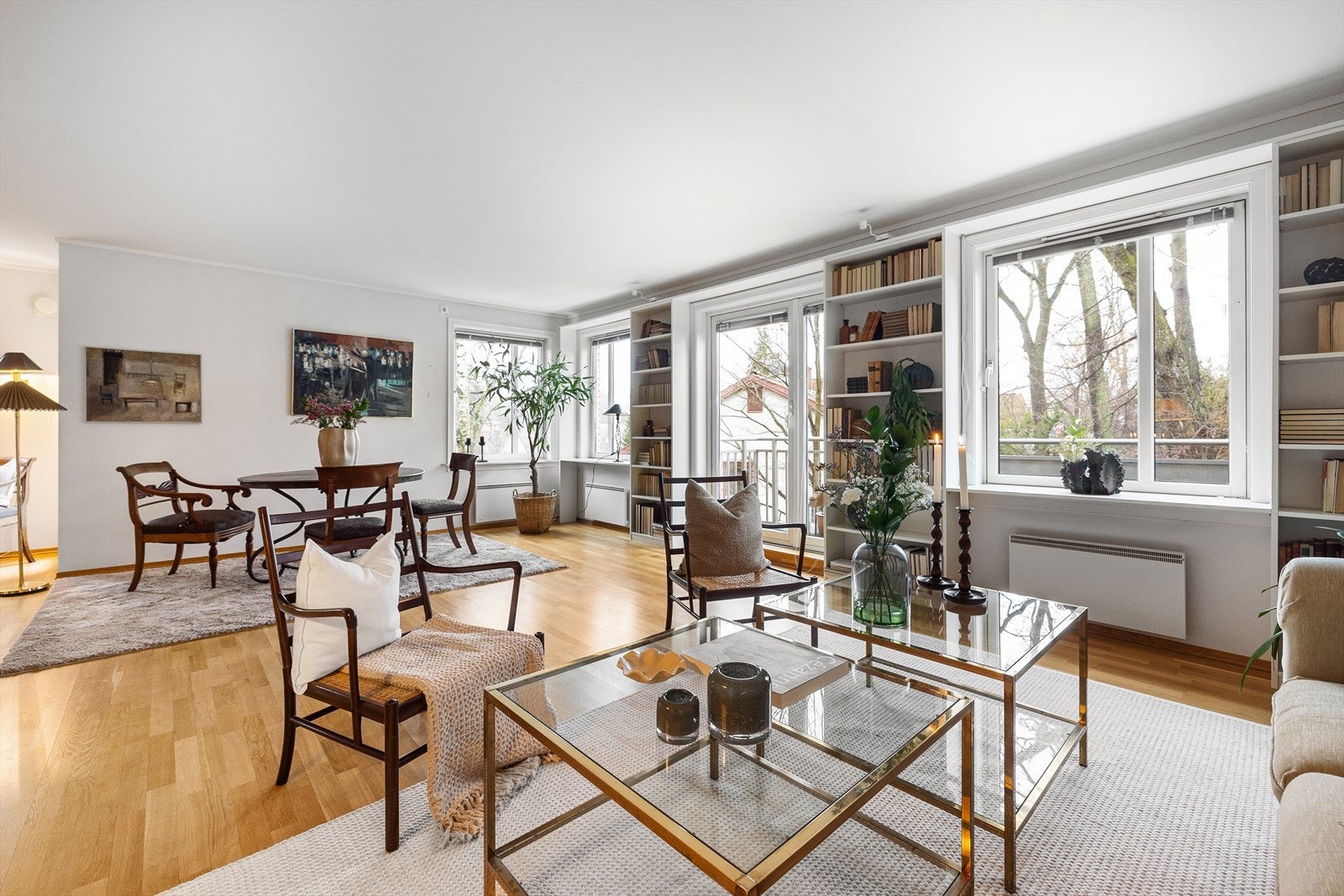 De store vindusflatene sikrer godt innslipp av naturlig lys. Fra stuen er det åpent og fint utsyn. Galleribilde