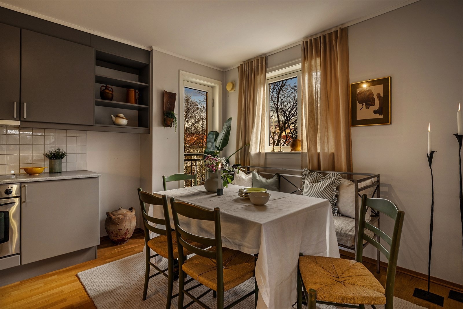 På kjøkkenet er det god plass til stort spisebord ved vinduet. Galleribilde