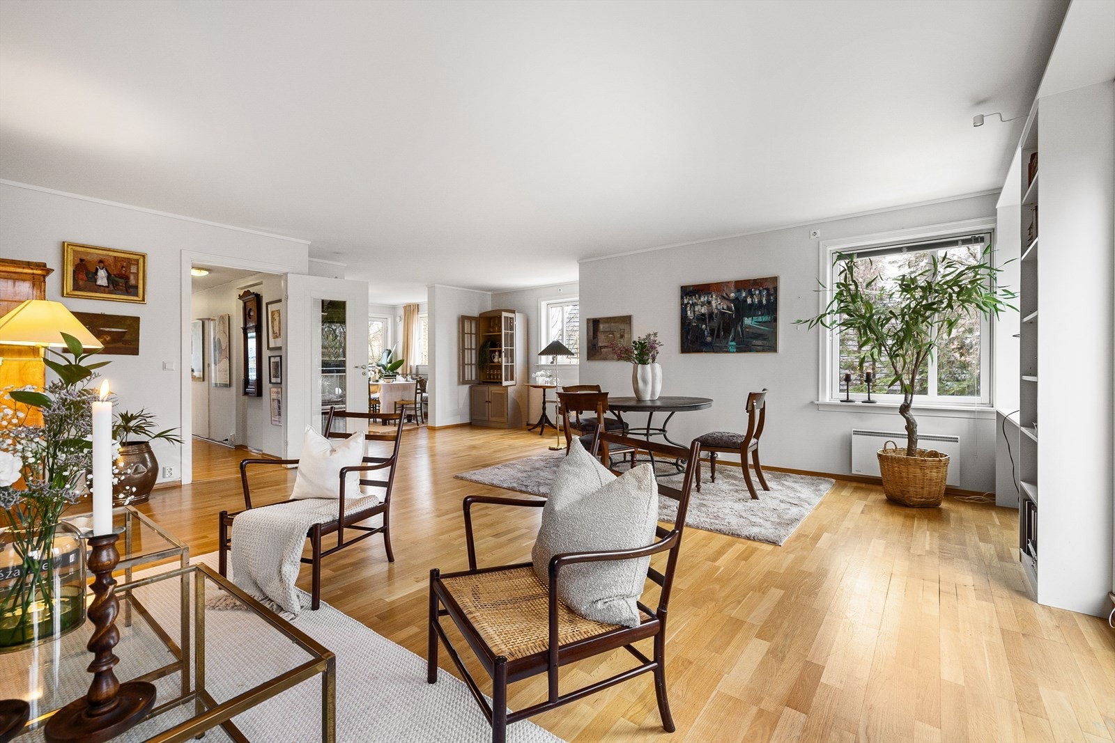 Rommets planløsning oppleves naturlig, og enkel å innrede. Det er flere gode alternativer for møblering. Galleribilde