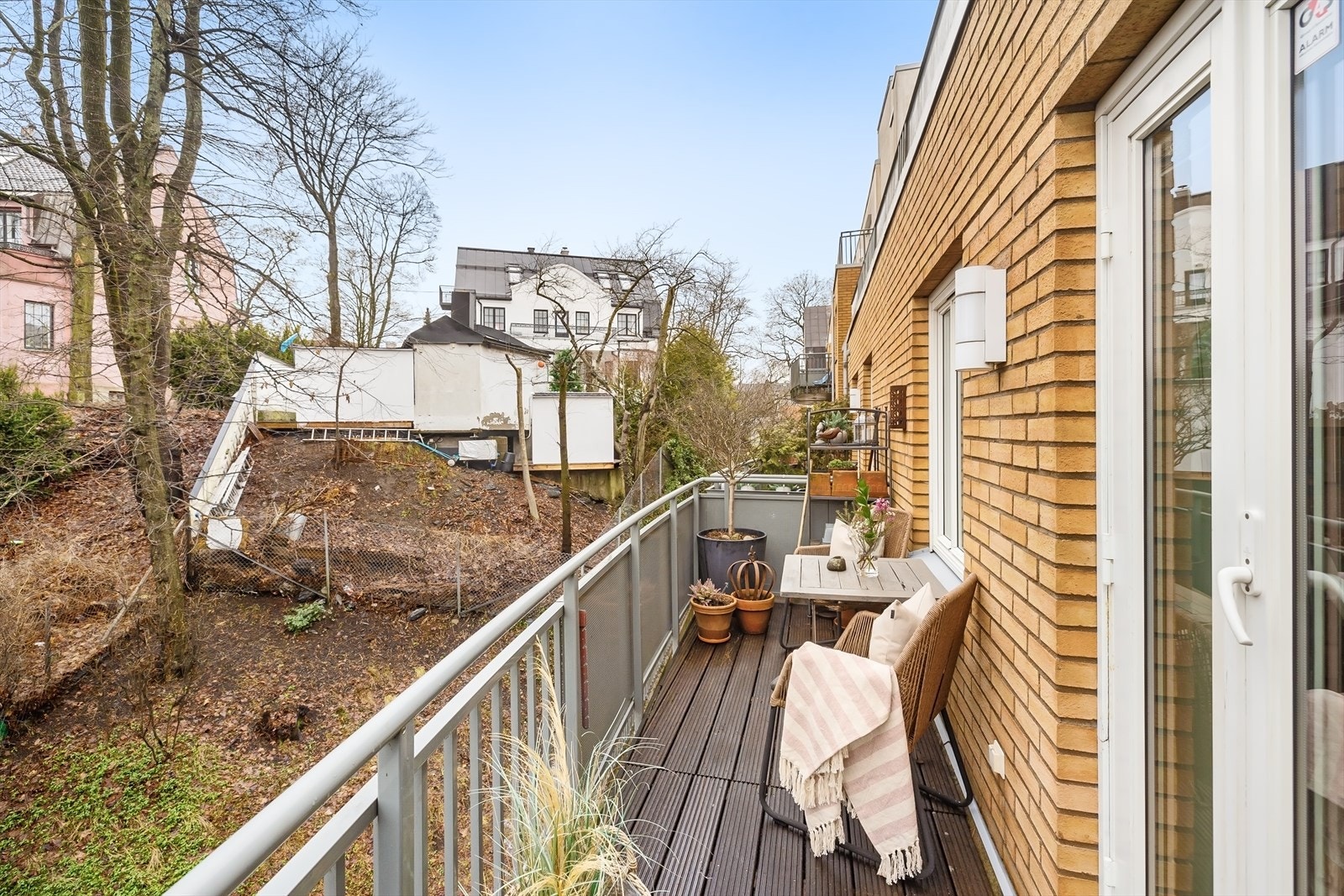 Fra stuen er det utgang til en vestvendt og skjermet balkong på ca. 7 kvm. Galleribilde