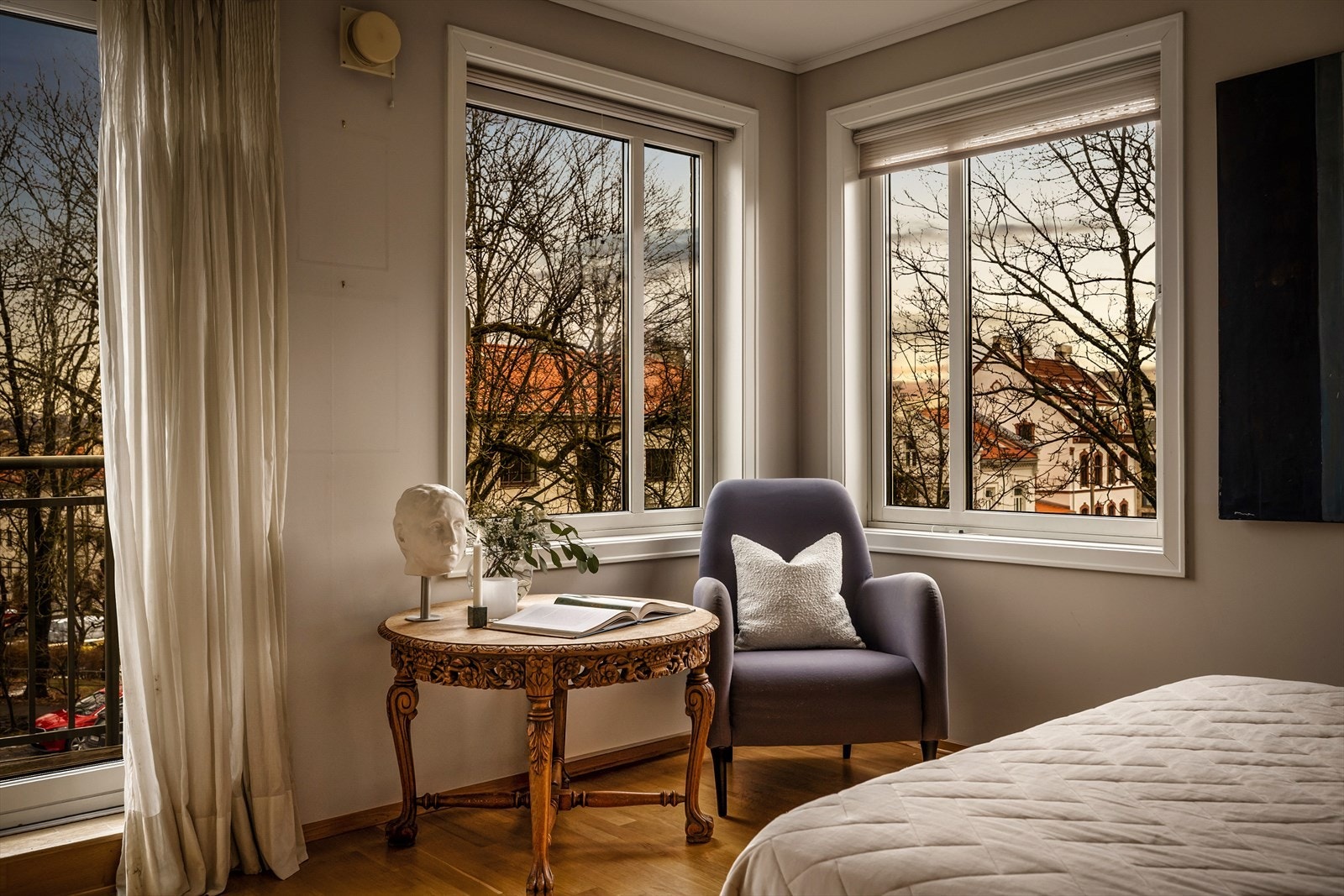 Rommet har store vindusflater med godt lysinnslipp fra flere himmelretninger. Galleribilde