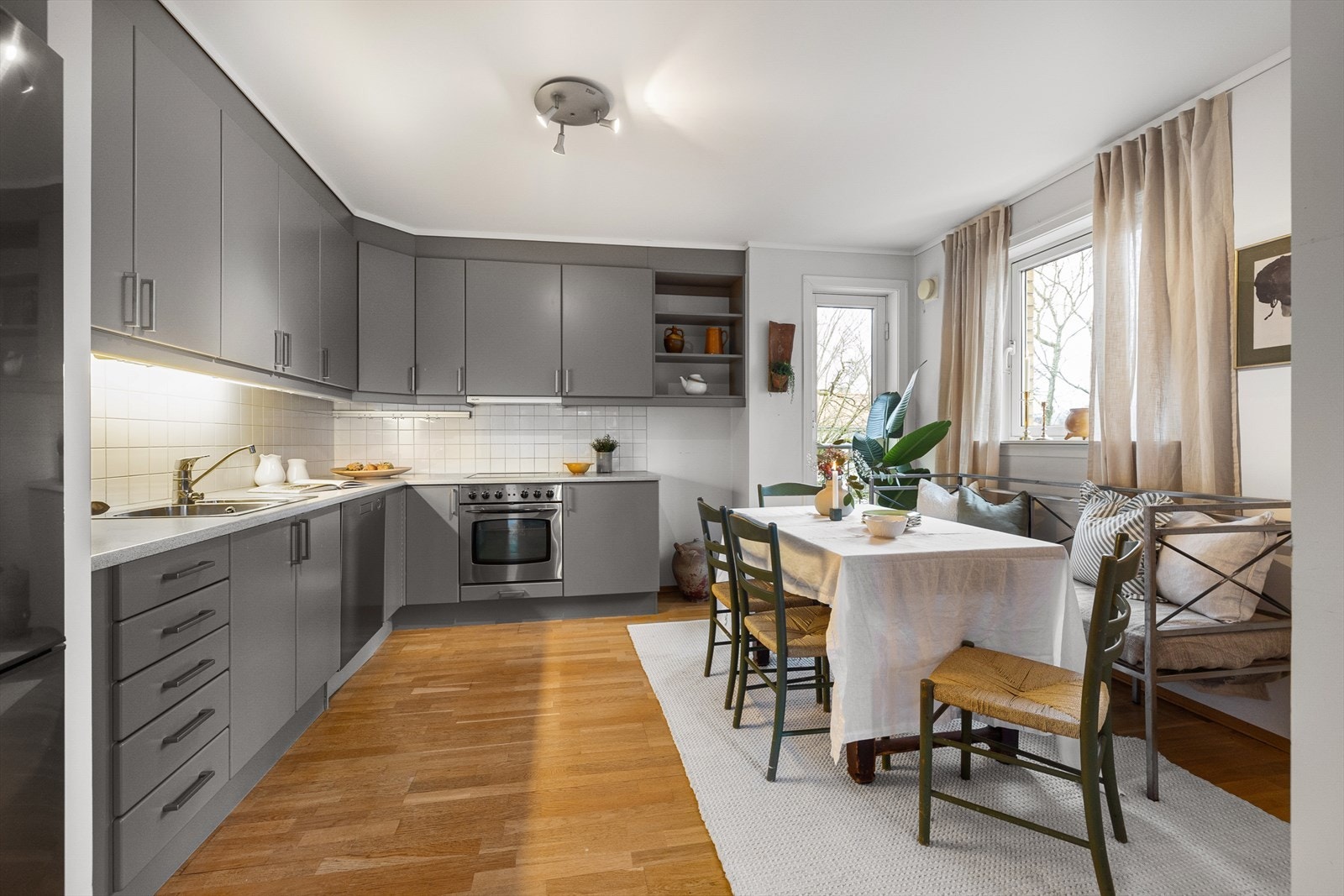 Pent, separat kjøkken med spiseplass, fransk balkong og grønt utsyn. Galleribilde