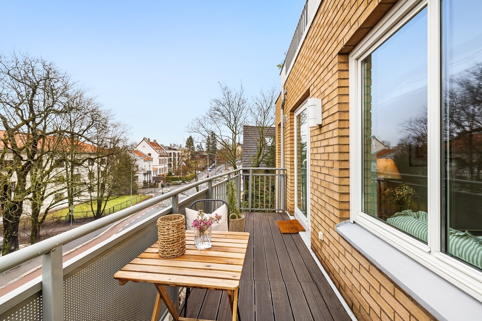 Balkongen har åpent og fint utsyn over nærområdet. Galleribilde
