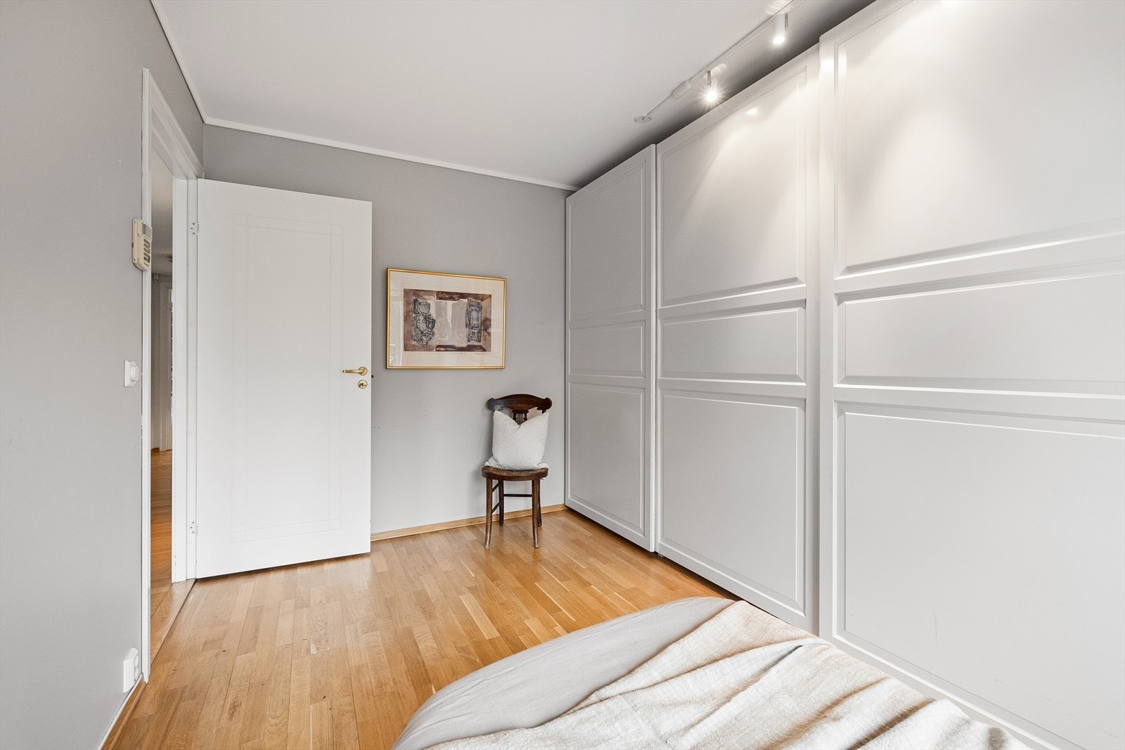 Rommet har plass til seng, skrivepult og skyvedørsgarderobe langs den ene veggen. Galleribilde