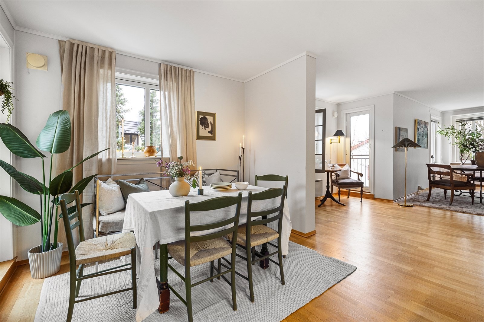 Åpent og sosialt, men godt skjermet kjøkken. Galleribilde