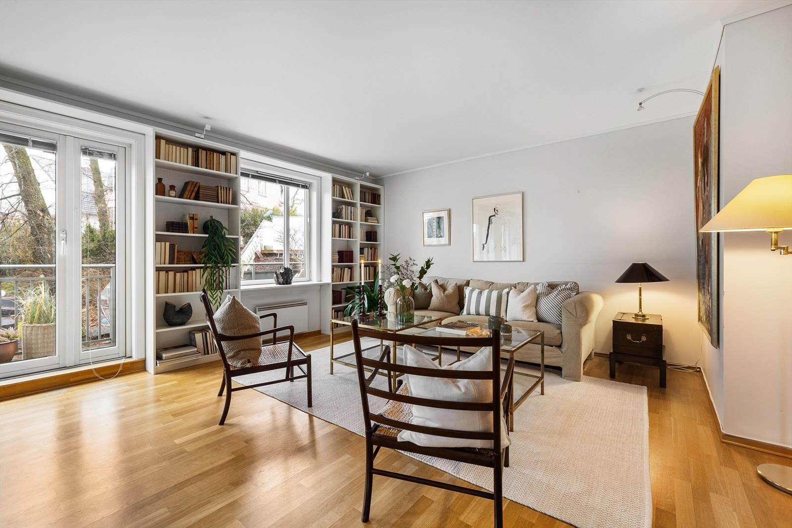 Leiligheten har en lys, innbydende stue av god størrelse. Galleribilde