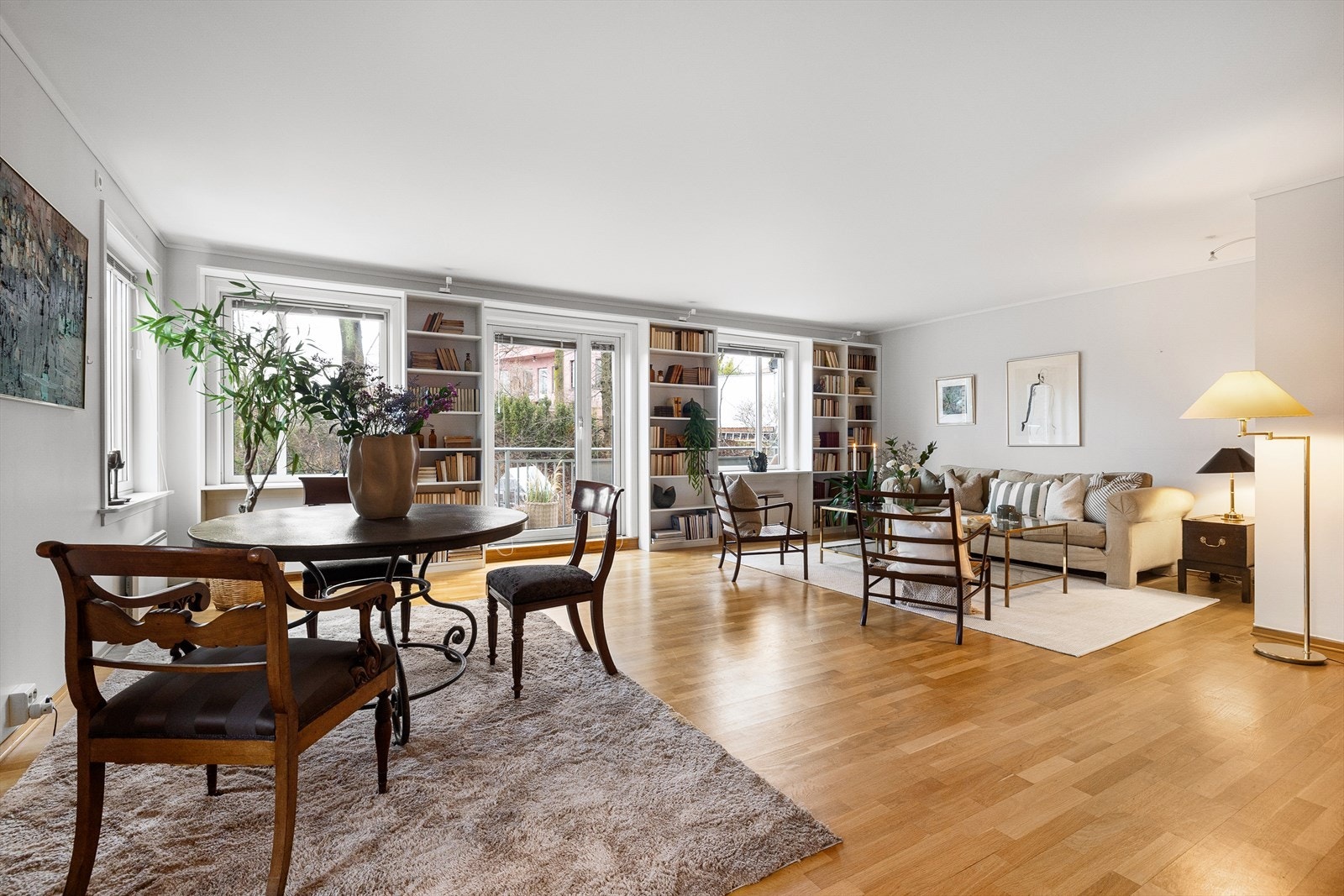 Overflatene har tre-stavs parkett og lyse vegger. Rommet er lyst, luftig og innbydende. Galleribilde