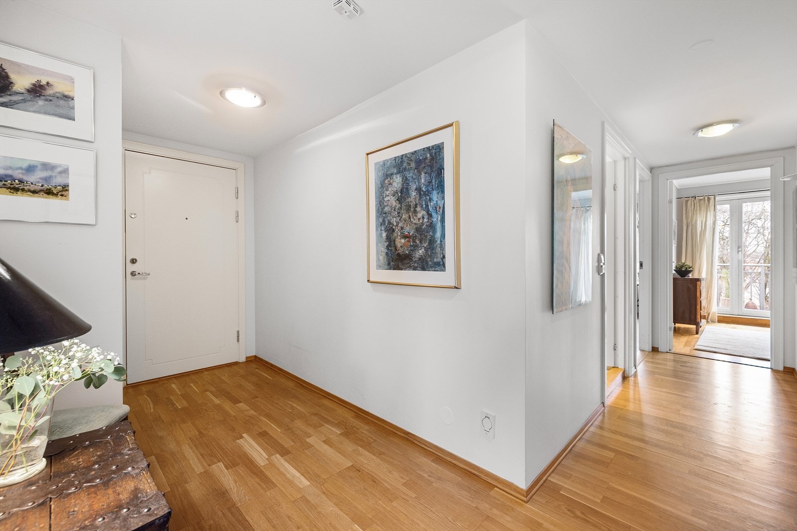 I gangen er det plass til knagger og skohylle for oppbevaring av yttertøy. I tillegg er det direkte adkomst til den innvendige boden som sikrer godt med ekstra lagringsplass. Galleribilde