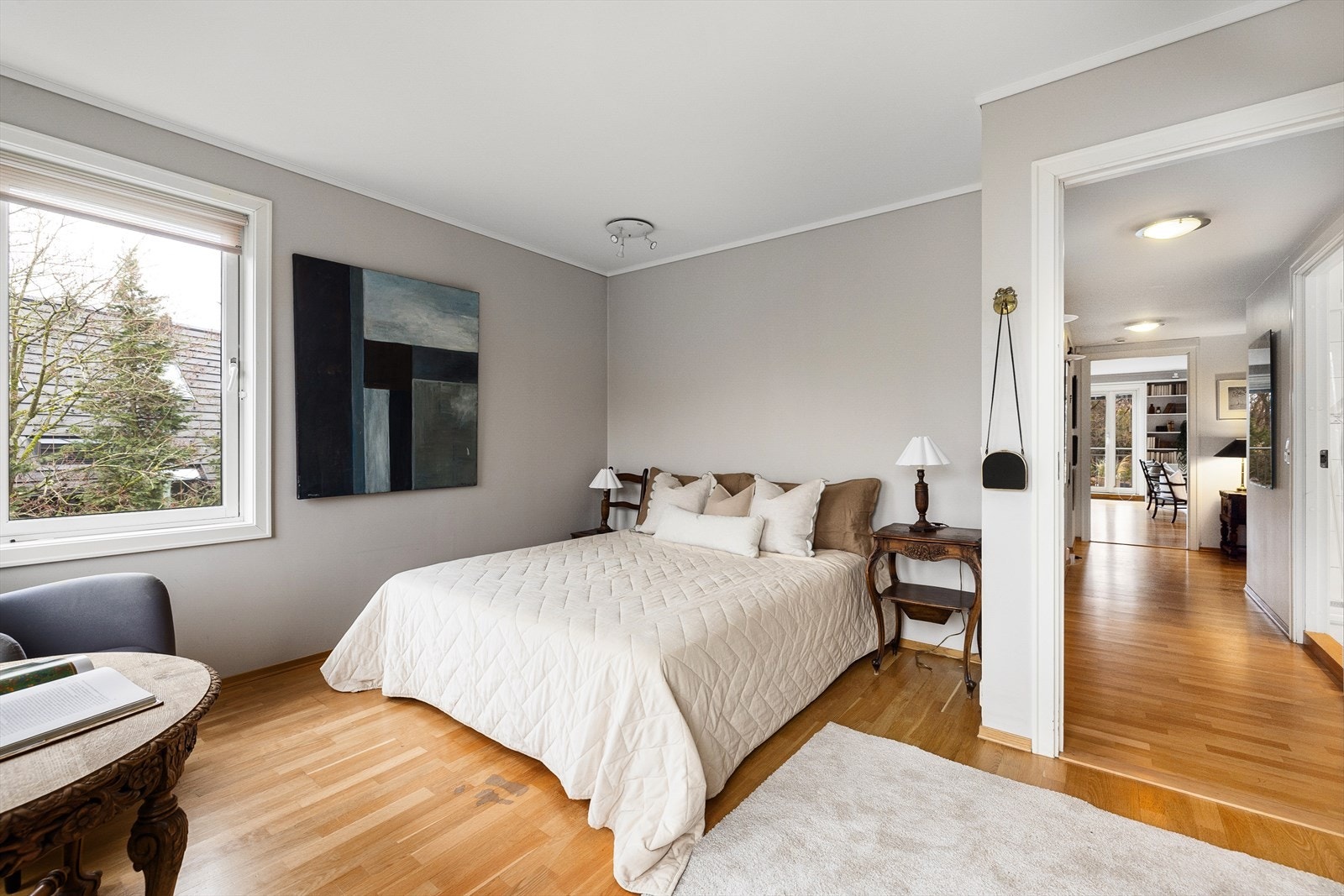 På soverommet er det god plass til dobbeltseng, nattbord og garderobeskap. Galleribilde