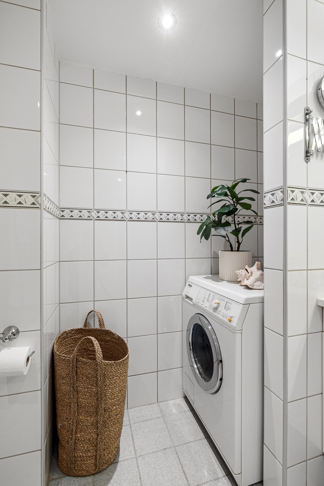 Det er opplegg for vaskemaskin i skjermet nisje. Galleribilde