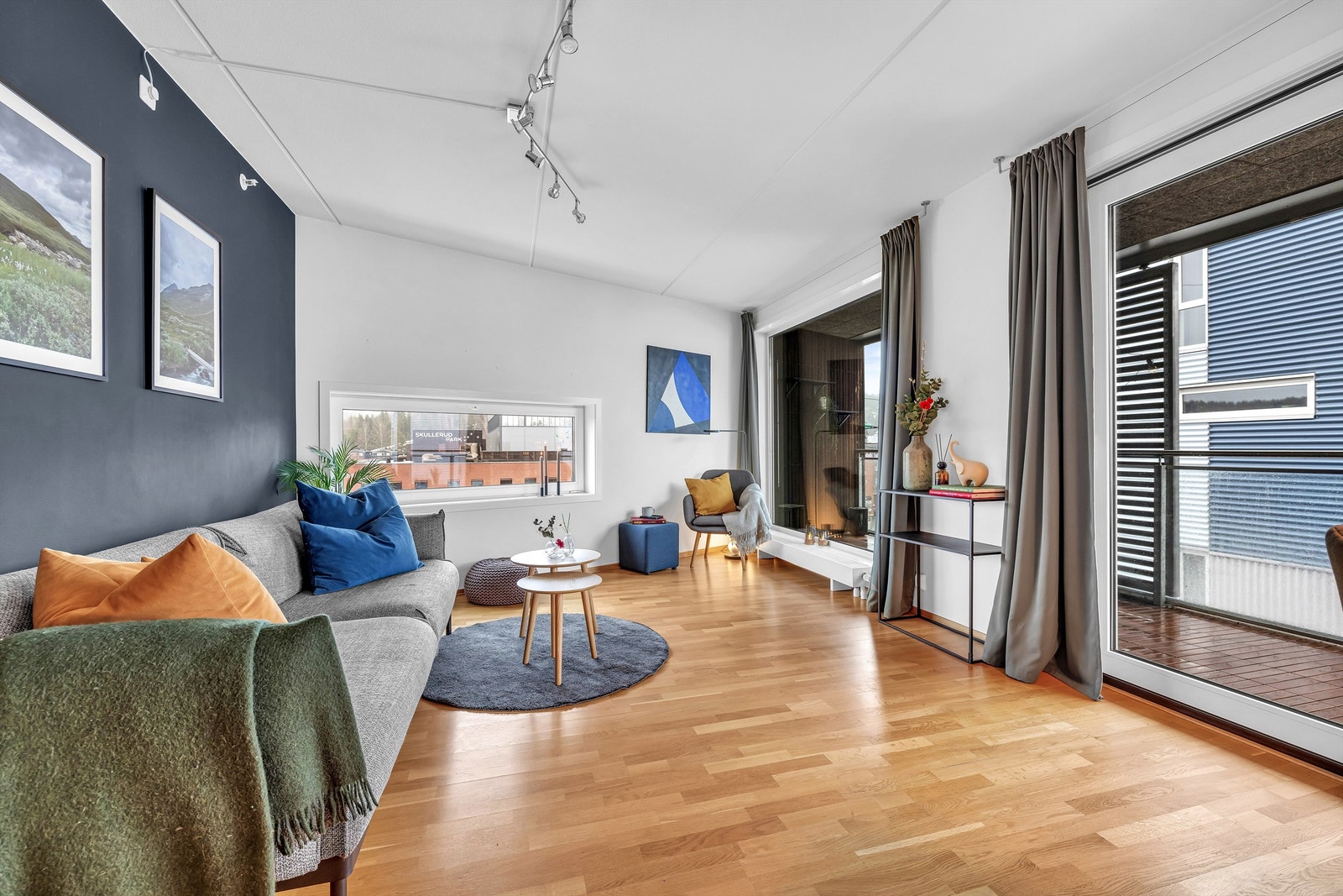 Åpen stue/kjøkken løsning med utgang til overbygget balkong. Galleribilde