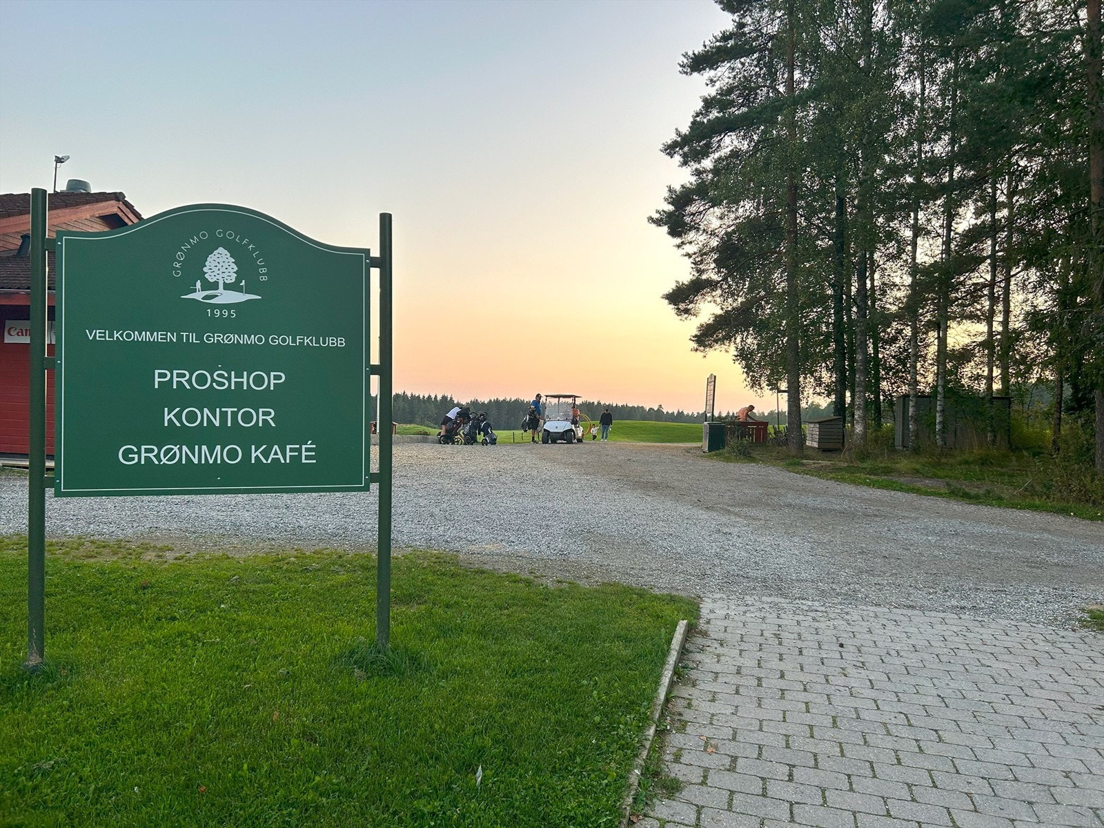 Selgers private bilder. Grønmo golfklubb ligger drøye 10 minutter unna med bilen. Galleribilde