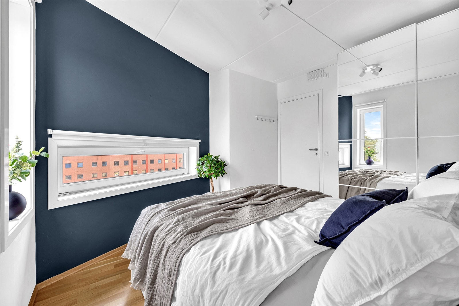 Skyvedørsgarderobe med speilfronter er plassert på hovedsoverom. Galleribilde