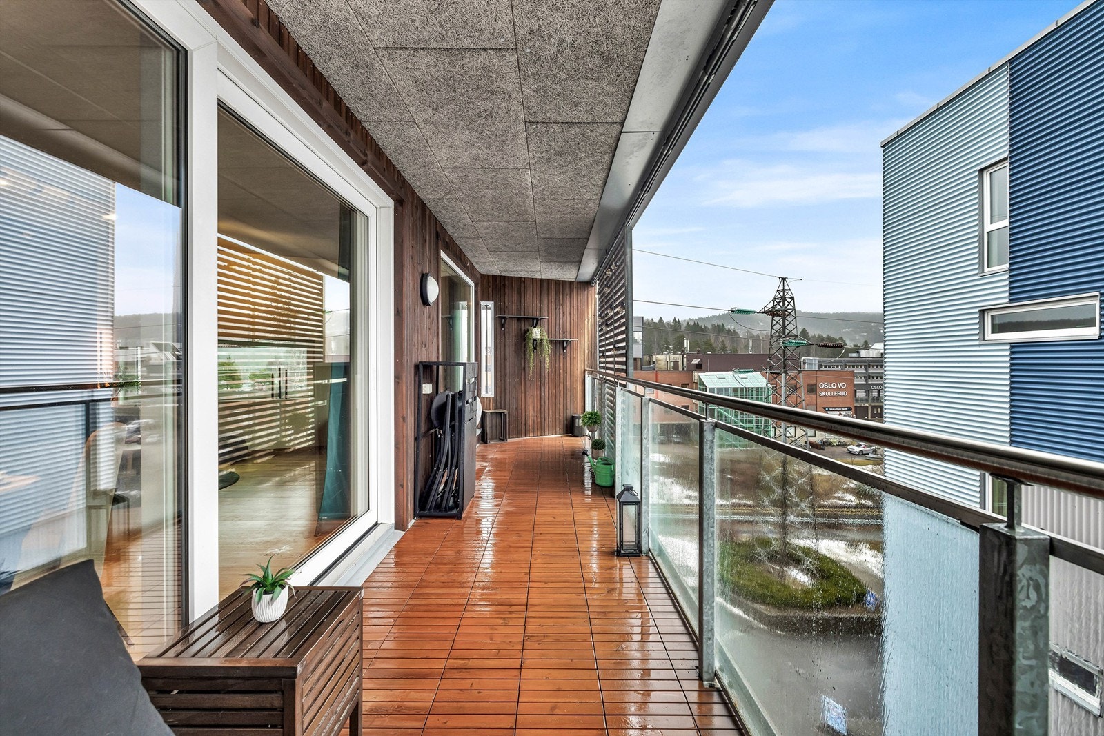 Balkongen har flyttbar skillevegg på skinne i taket. Galleribilde
