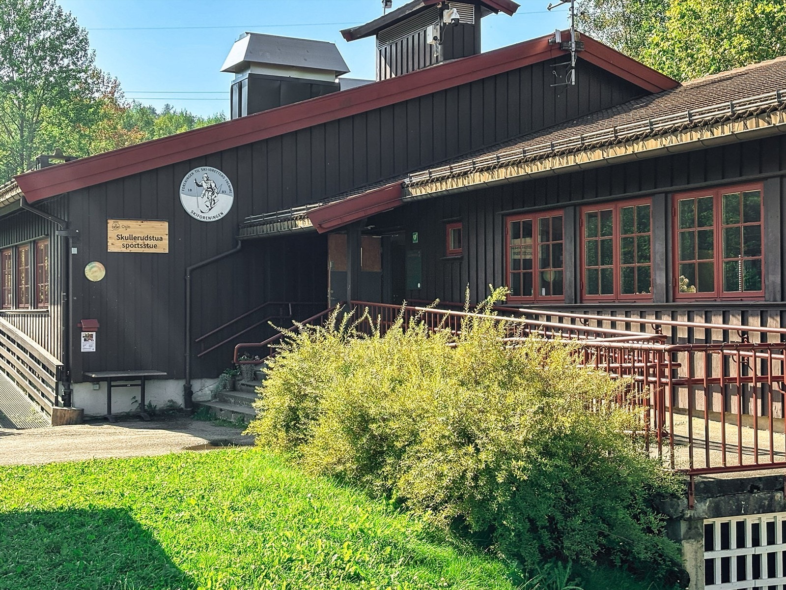 Selgers private bilder. Skullerudstua sportsstue, kan nytes alle årstider. Ligger ca. 500m unna leiligheten. Galleribilde