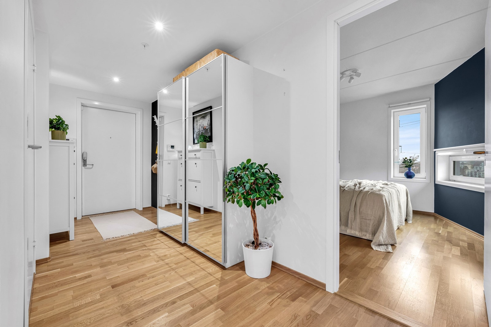 Skyvedørsgarderobe med speilfronter er plassert i gang for god oppbevaring. Galleribilde