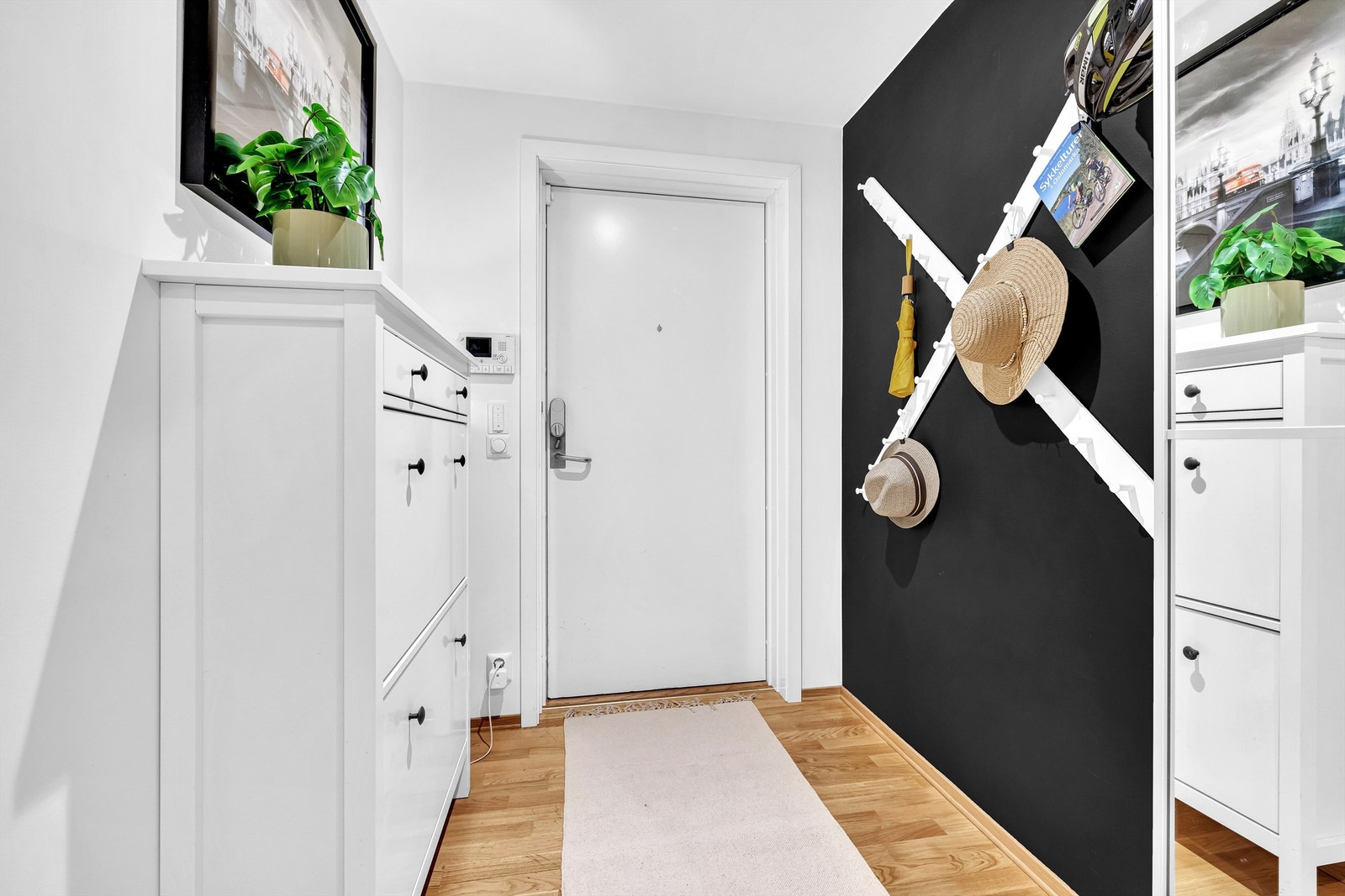 Entré med callingsystem, skoskap og praktisk vegghengte knagger. Galleribilde