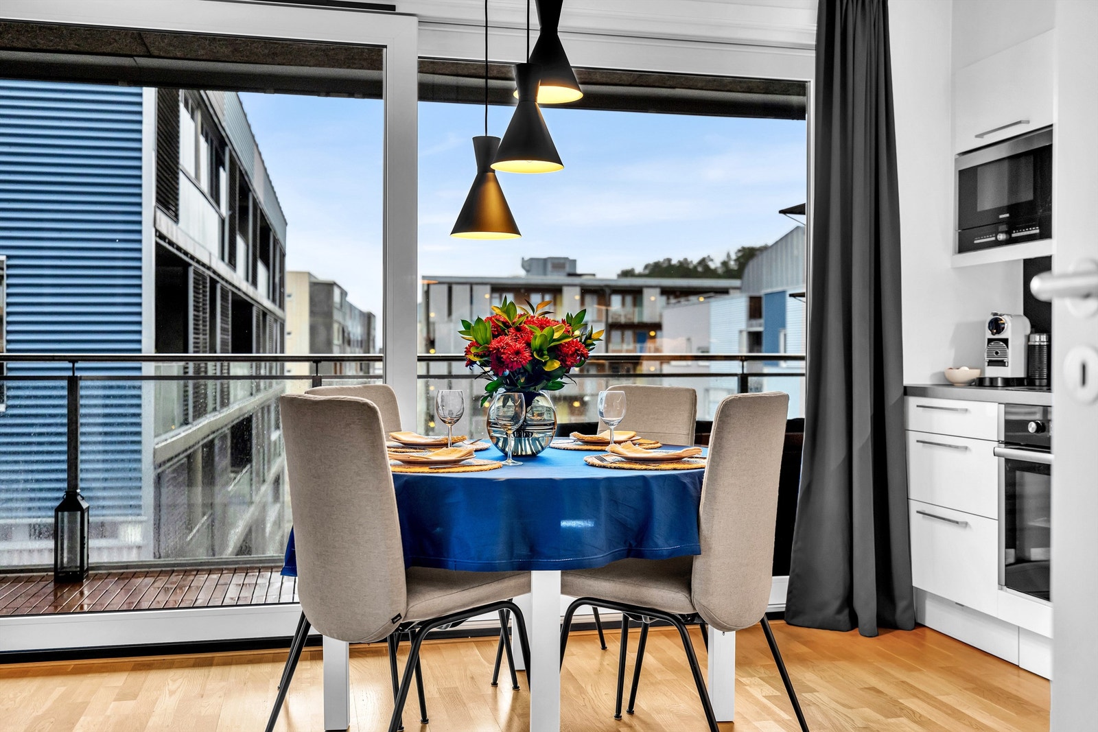 Leiligheten har gulvflater belagt med parkett, og vegger av malte slette flater. Galleribilde