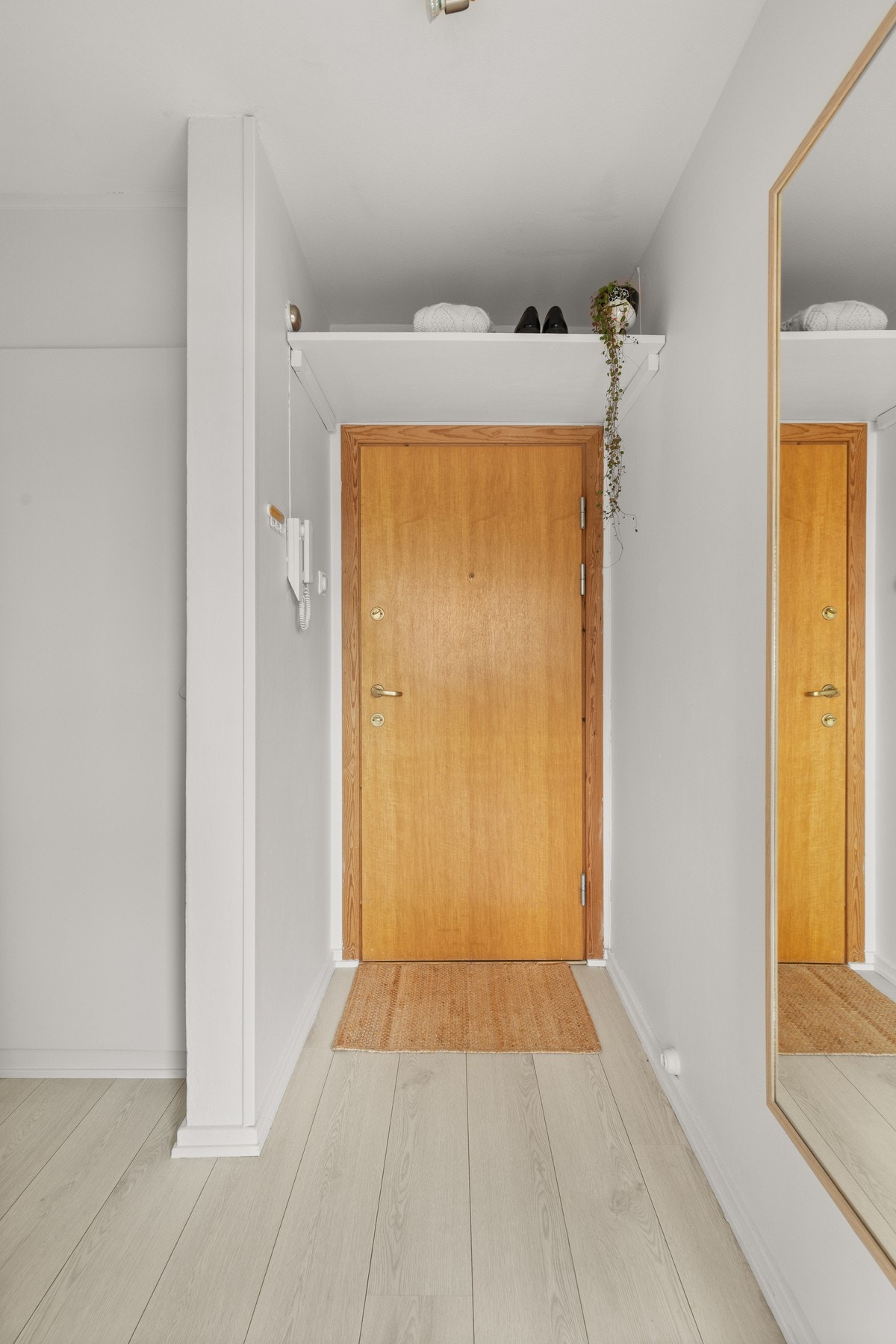 Entreen har god plass til oppbevaring i form av stort innebygd skap i vegg. I tillegg nisje med hengeinnredning og plass til annet møblement. Galleribilde