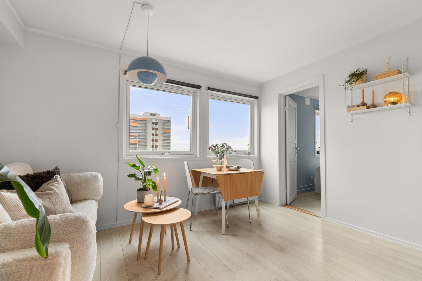 Stuen har plass til sofa, spisebord og annet møblement, alt ettersom hvordan du ønsker å innrede Galleribilde