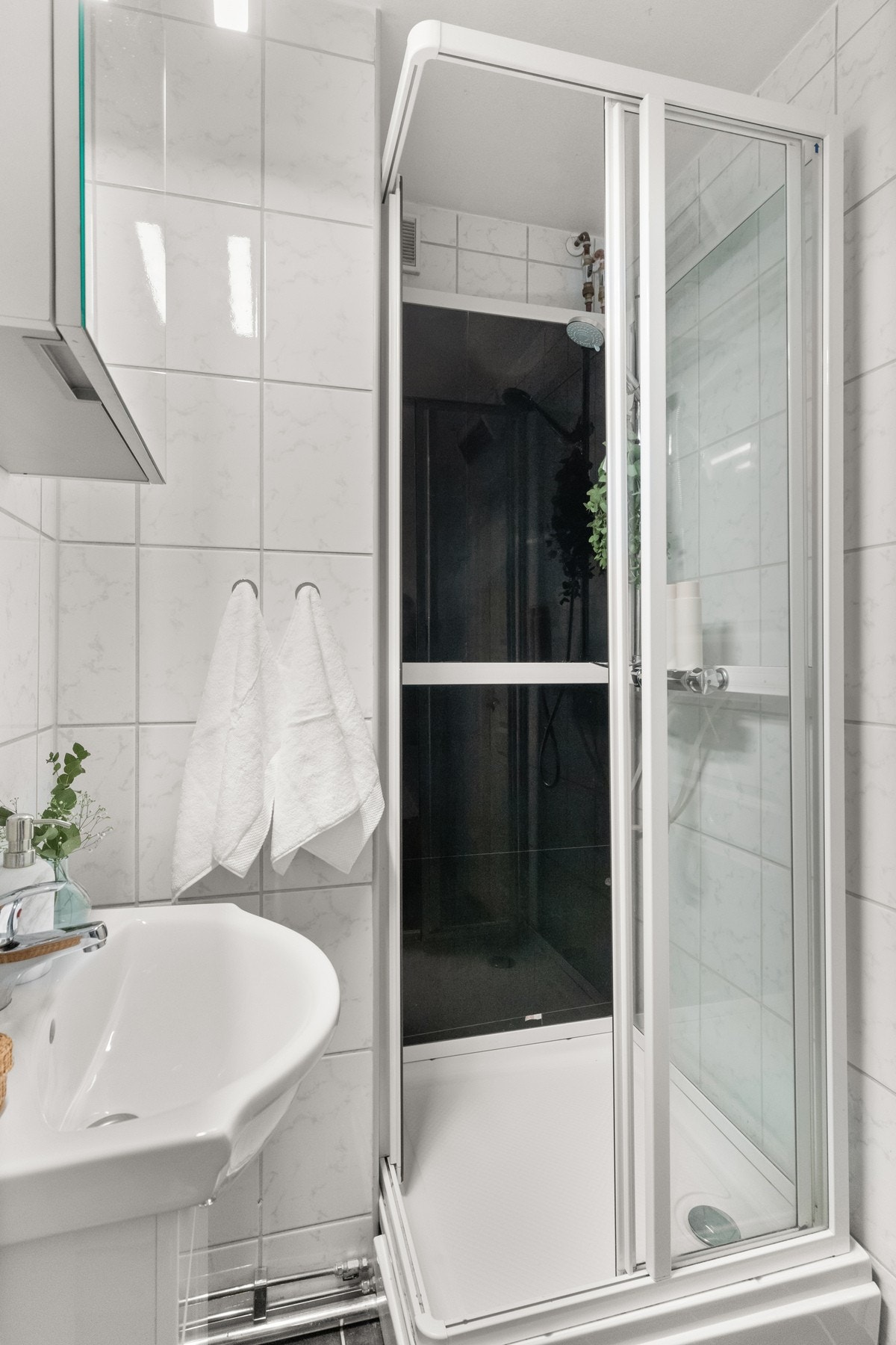 Badet har dusjkabinett. Det ble utført rehabilitering av felles avløpsrør og sluk med Epoxybelegg i regi av borettslaget i 2010. Galleribilde