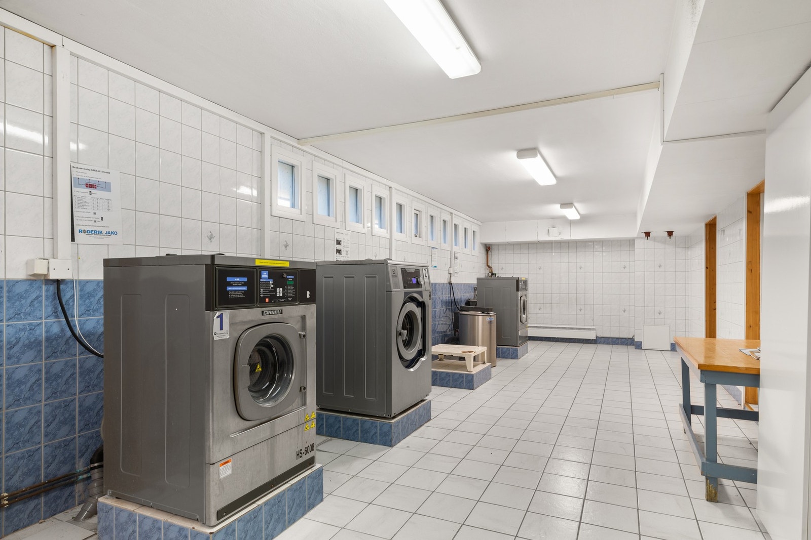 I kjelleren finner du et stort og rimelig fellesvaskeri. Selger opplever at det er god kapasitet i vaskeriet og har ofte benyttet det uten å forhåndsbestille tid. Galleribilde