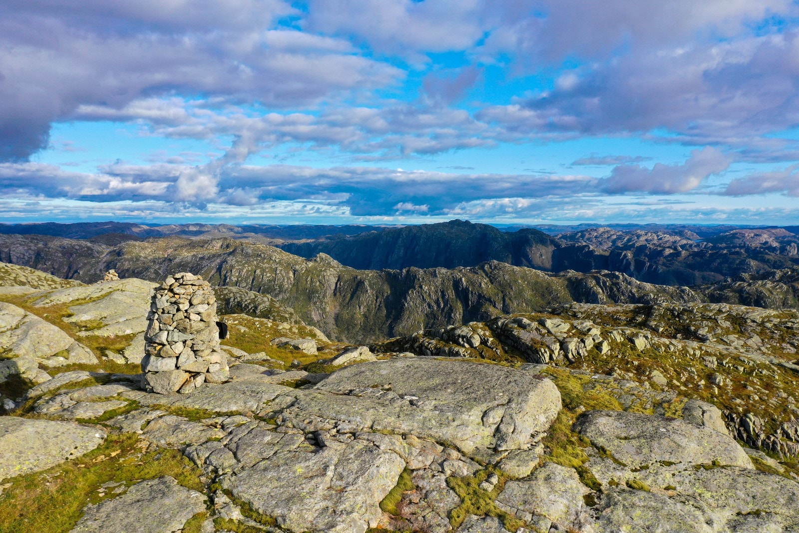 Toppturer opp i 8-900meter over havet med utsikt til sjøen Galleribilde