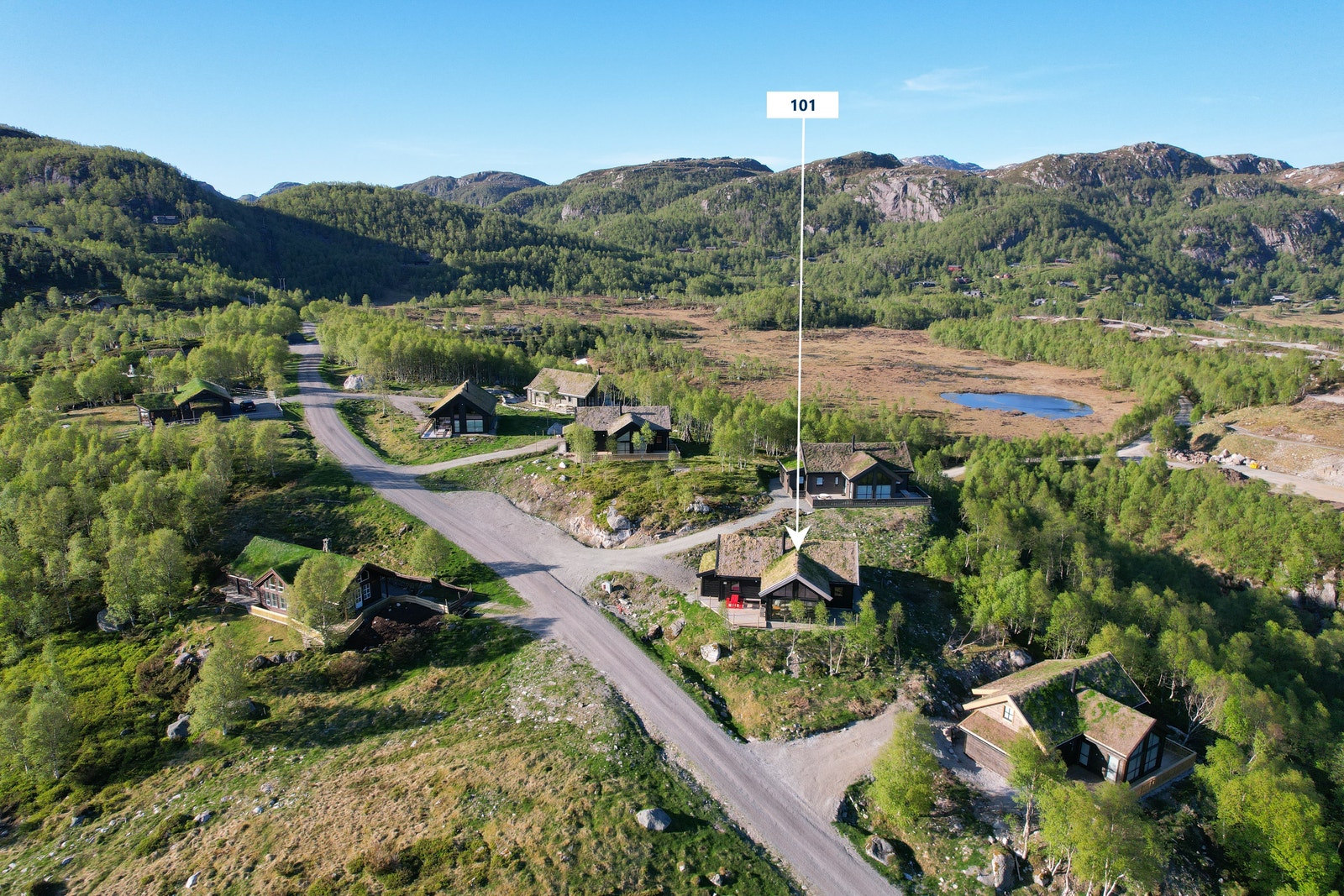 Bilde tatt før rekkverk rundt terrasse var ferdig Galleribilde