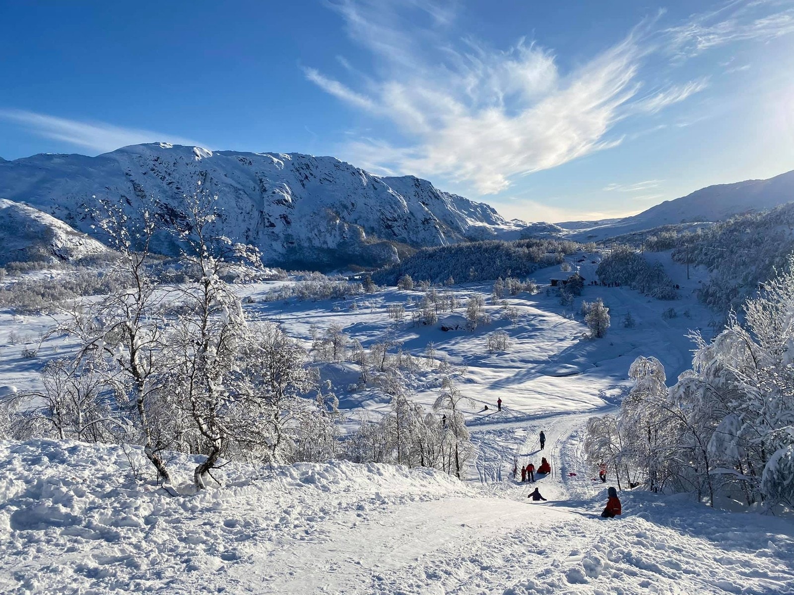 Rolig hytteområde med akebakker og skiløyper Galleribilde