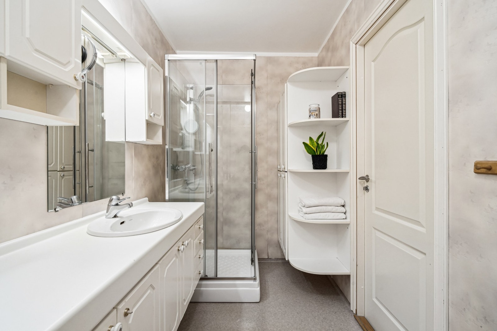 Bad/vaskerom med våtromsbelegg på gulv med varmekabler og våtromstapet på vegger. Badet er fra byggeår. Galleribilde