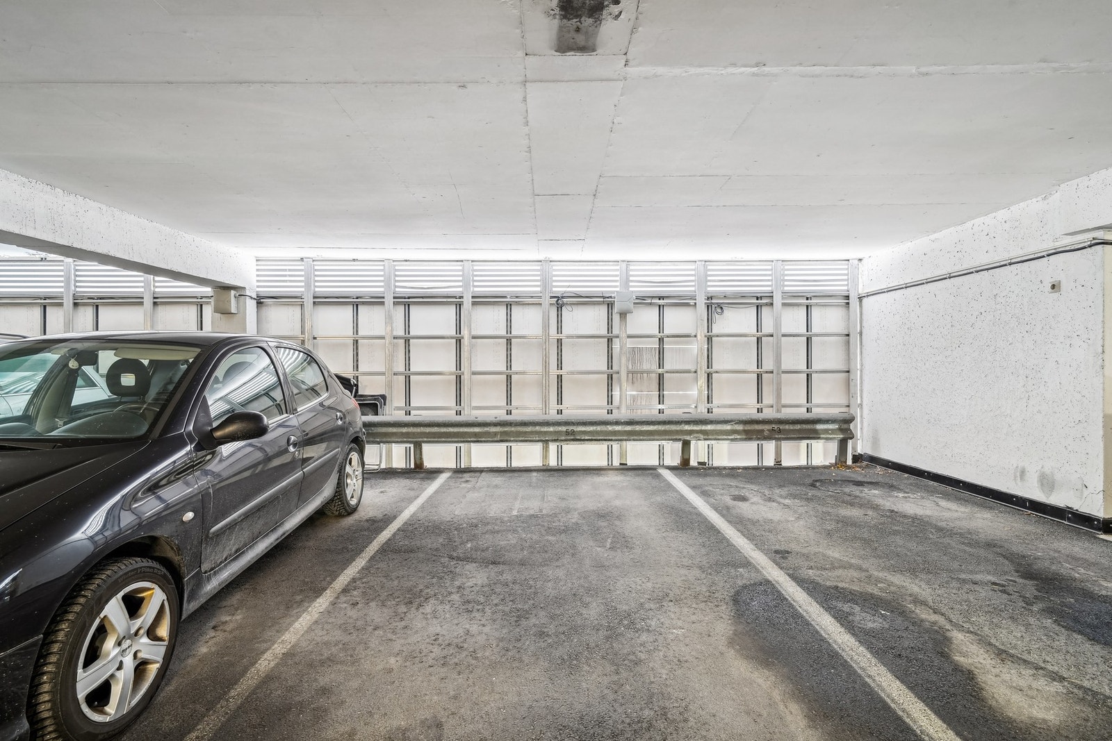 Det medfølger fast garasjeplass, to boder og felles "dekkhotell" for oppbevaring av bildekk. Galleribilde
