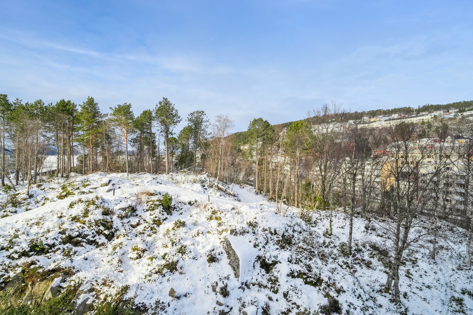 Fin utsikt vestover mot Byfjellet Aksla fra balkongen. Her kan ettermiddags- og kveldssolen nytes lenge. Galleribilde