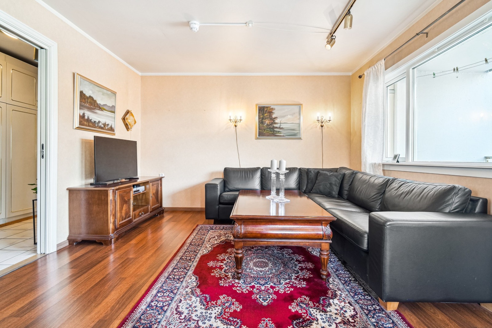 Det er god plass til en stor sittegruppe i stuen. Galleribilde