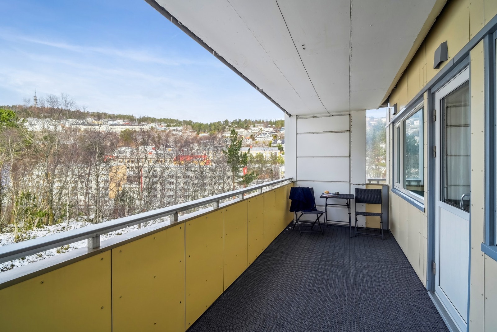 Fra stuen er det utgang til en overbygd vestvendt balkong på ca. 11 kvm. Galleribilde
