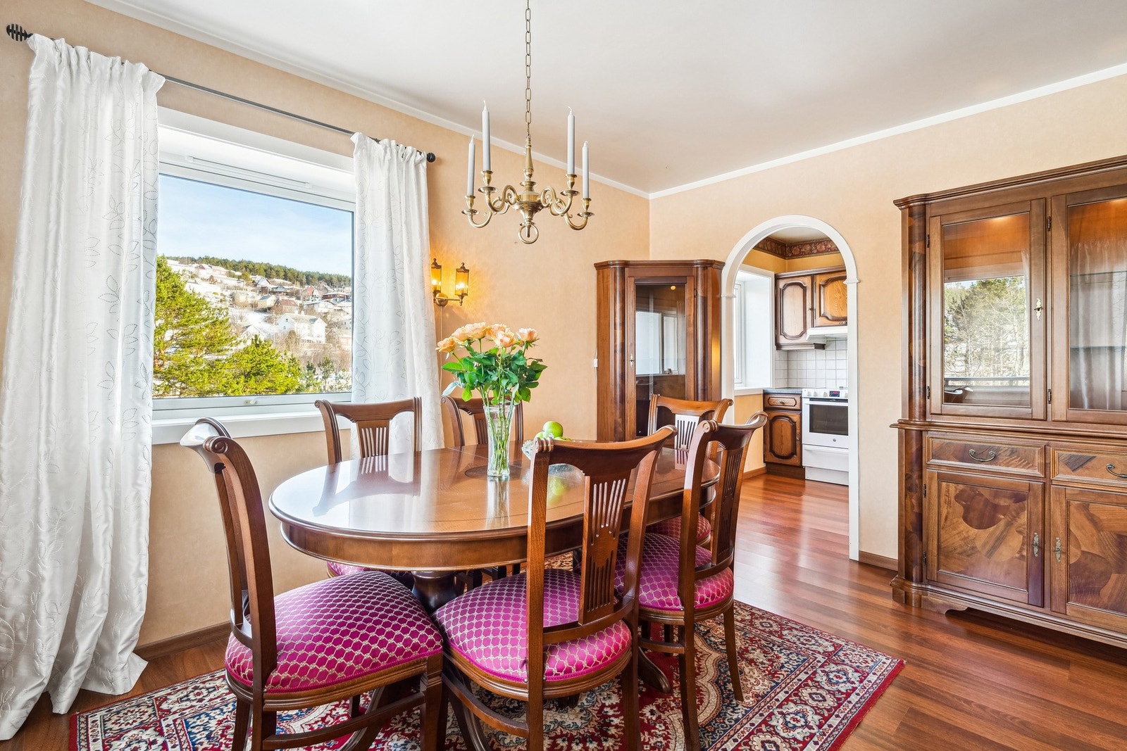 Du har også god plass til
spisebord i stuen, perfekt for samlinger med familie og venner. Galleribilde