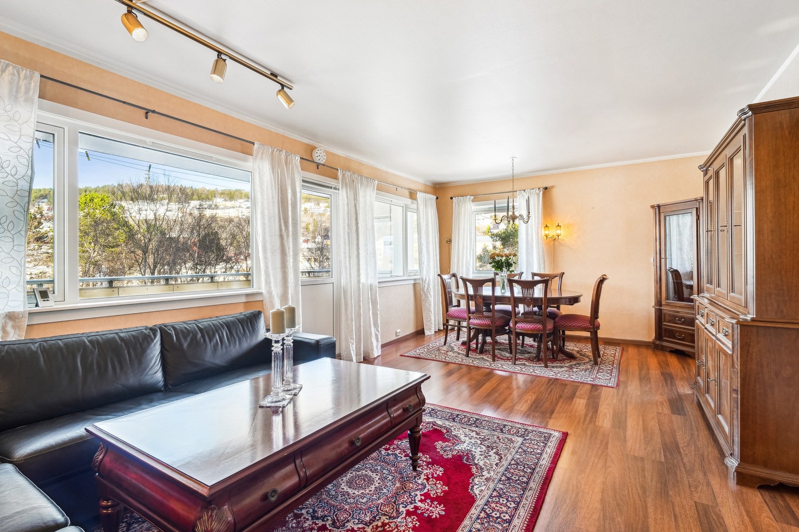 Store vindusflater gir godt med naturlig lys i leiligheten. Galleribilde