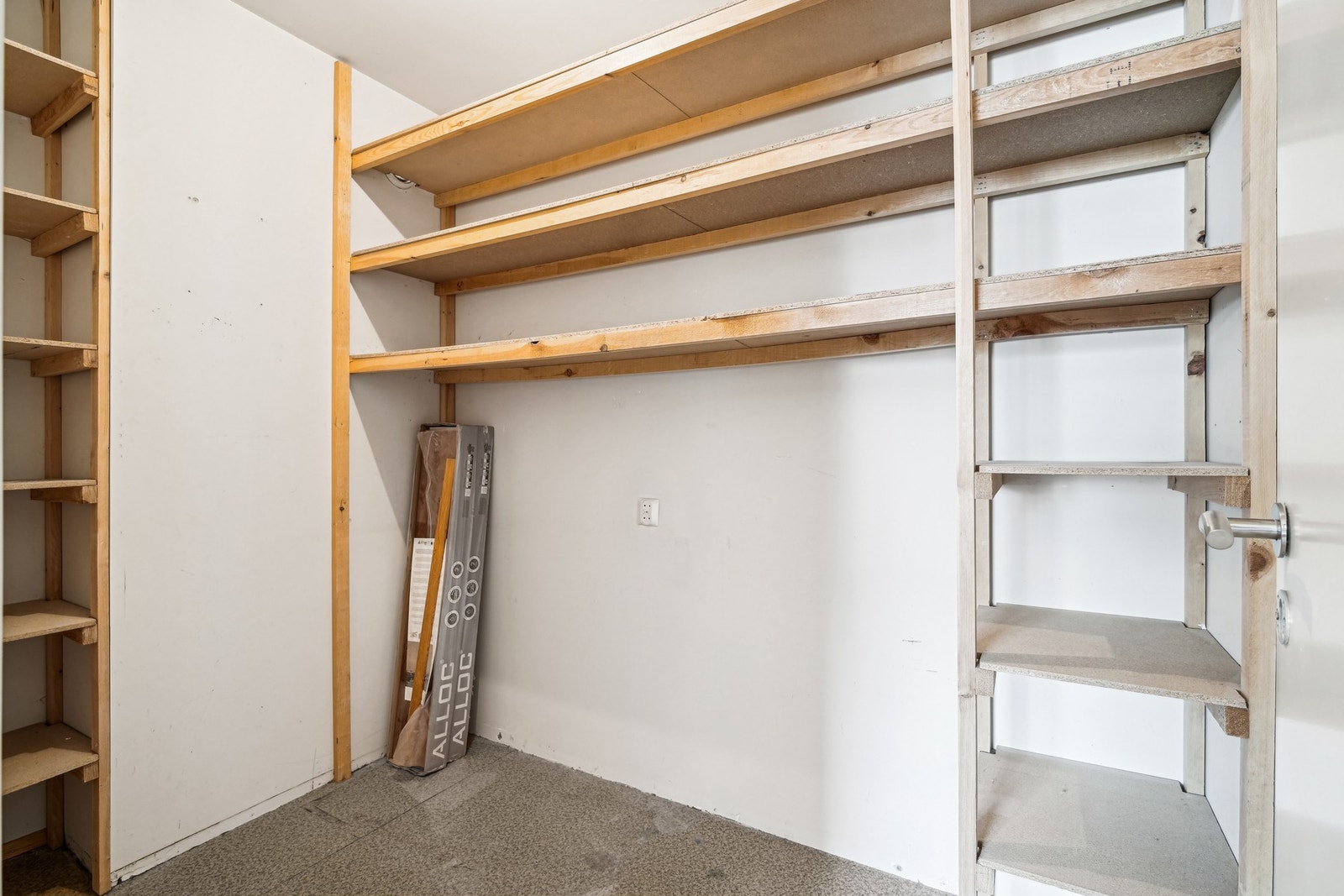 Fra hovedsoverommet er det tilkomst til en innvendig bod/walk-in garderobe med hylleinnredning. Galleribilde