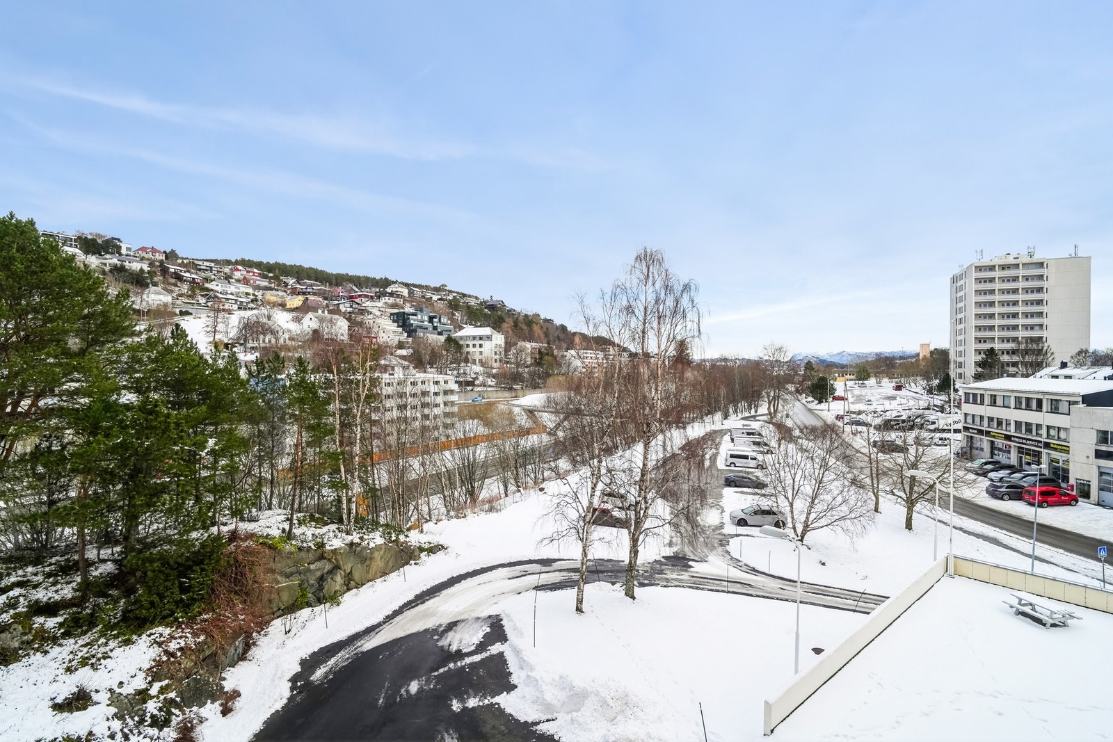 Det er gåavstand til trivelige friluftsområder rett ved blokken, samt kort avstand til Ålesund sentrum rikholdige kultur og servicetilbud. Velkommen til visning! Galleribilde