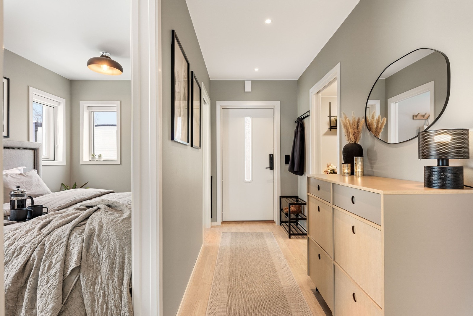 Entreen har lyse vegger og har plass til klesoppbevaring. Galleribilde