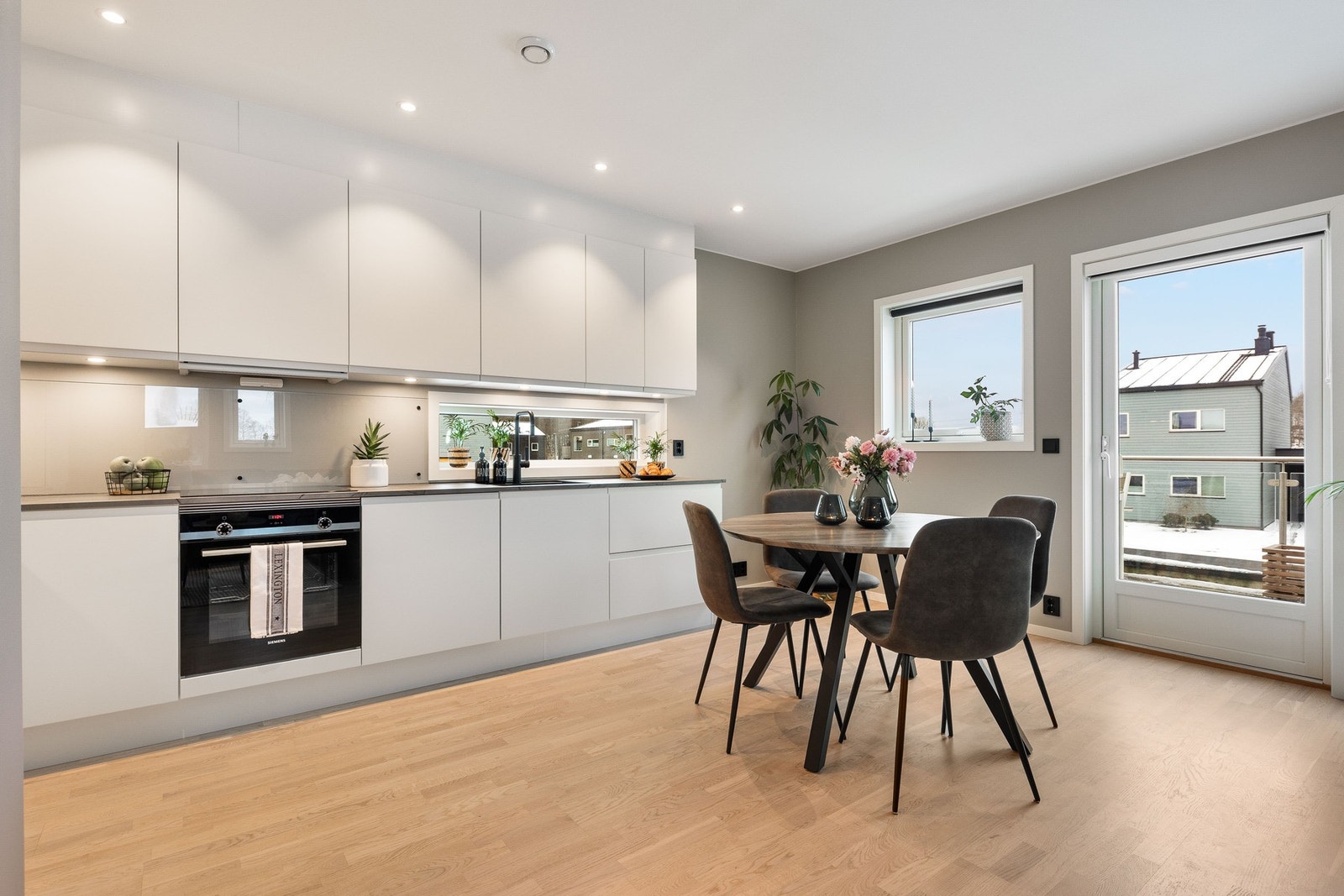 Plass til spisebord for hyggelige måltider med familie og venner. Galleribilde