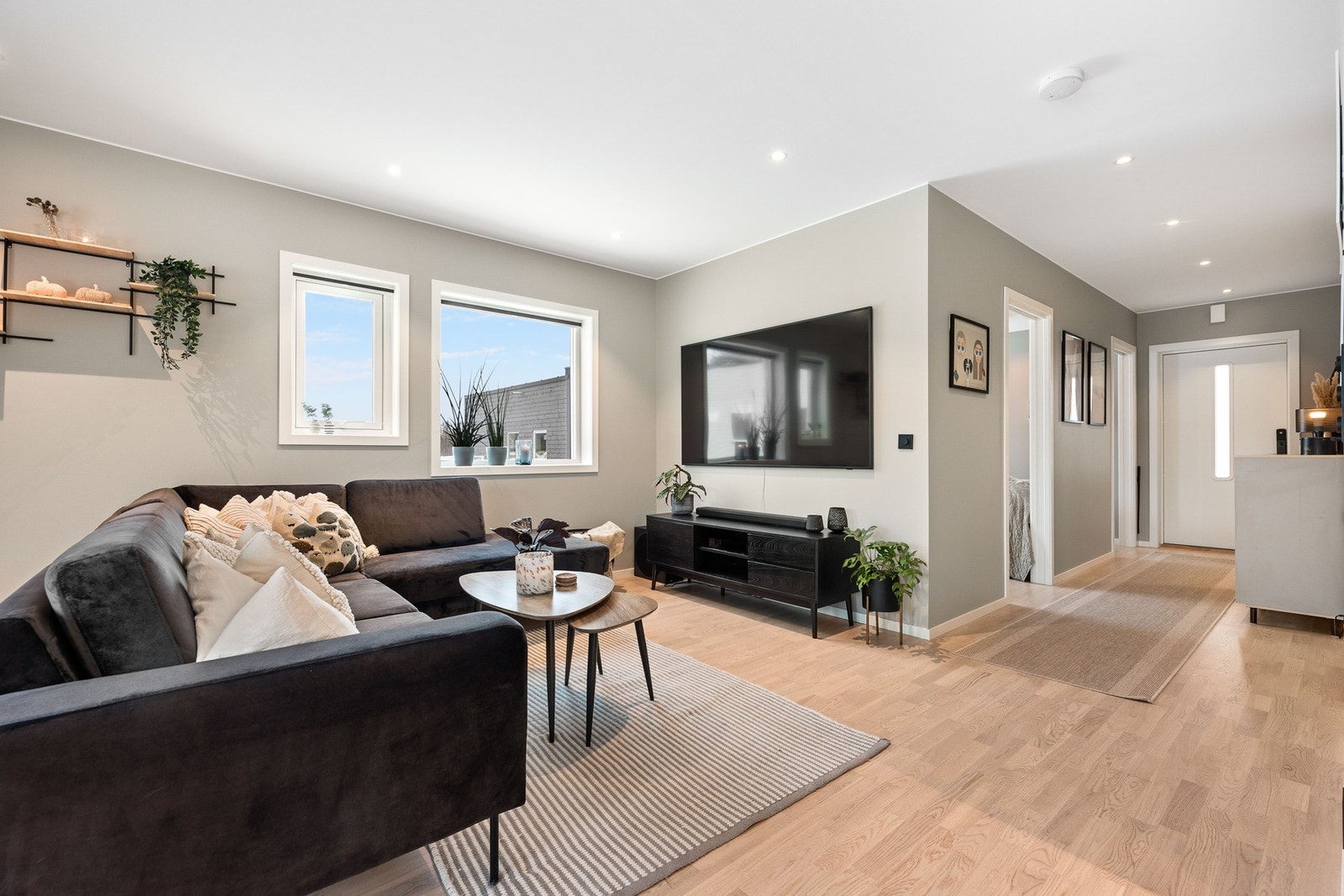 Veggfarger i nøytrale toner og parkettgulv i hele rommet Galleribilde