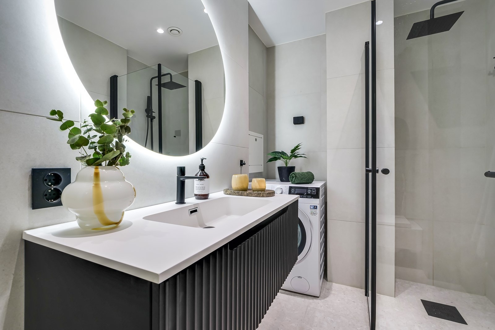 Badet har gulvvarme og det er opplegg for vaskemaskin Galleribilde