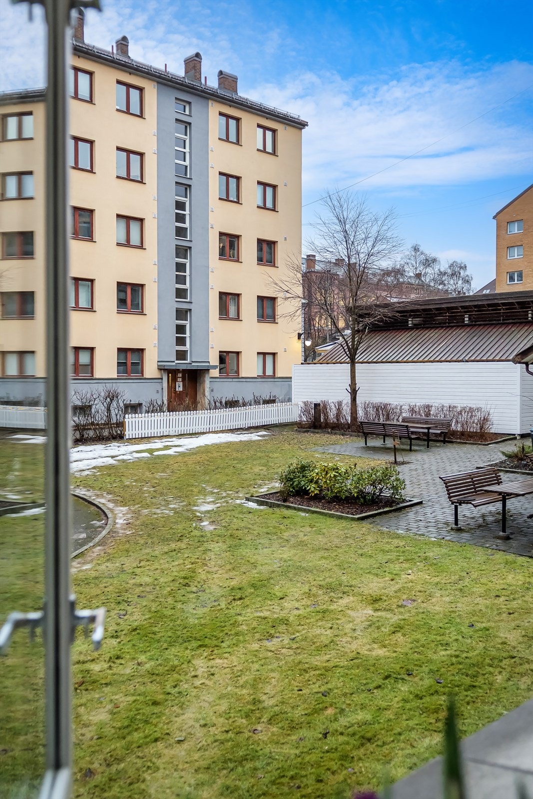 Leiligheten har enkel adkomst i 1. etasje og har utsyn mot hyggelige fellesområder Galleribilde
