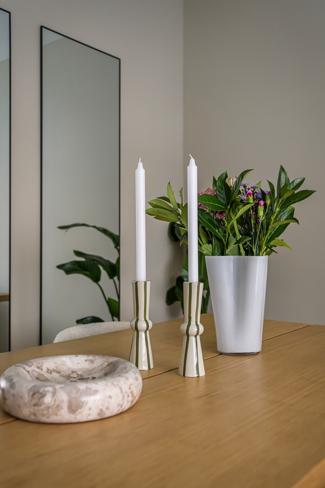 Det er flere i borettslaget som har gjort om tilsvarende leilighet til 3-roms ved å flytte kjøkken ut i stue og vannrør er lagt klart i veggen mot badet. Galleribilde