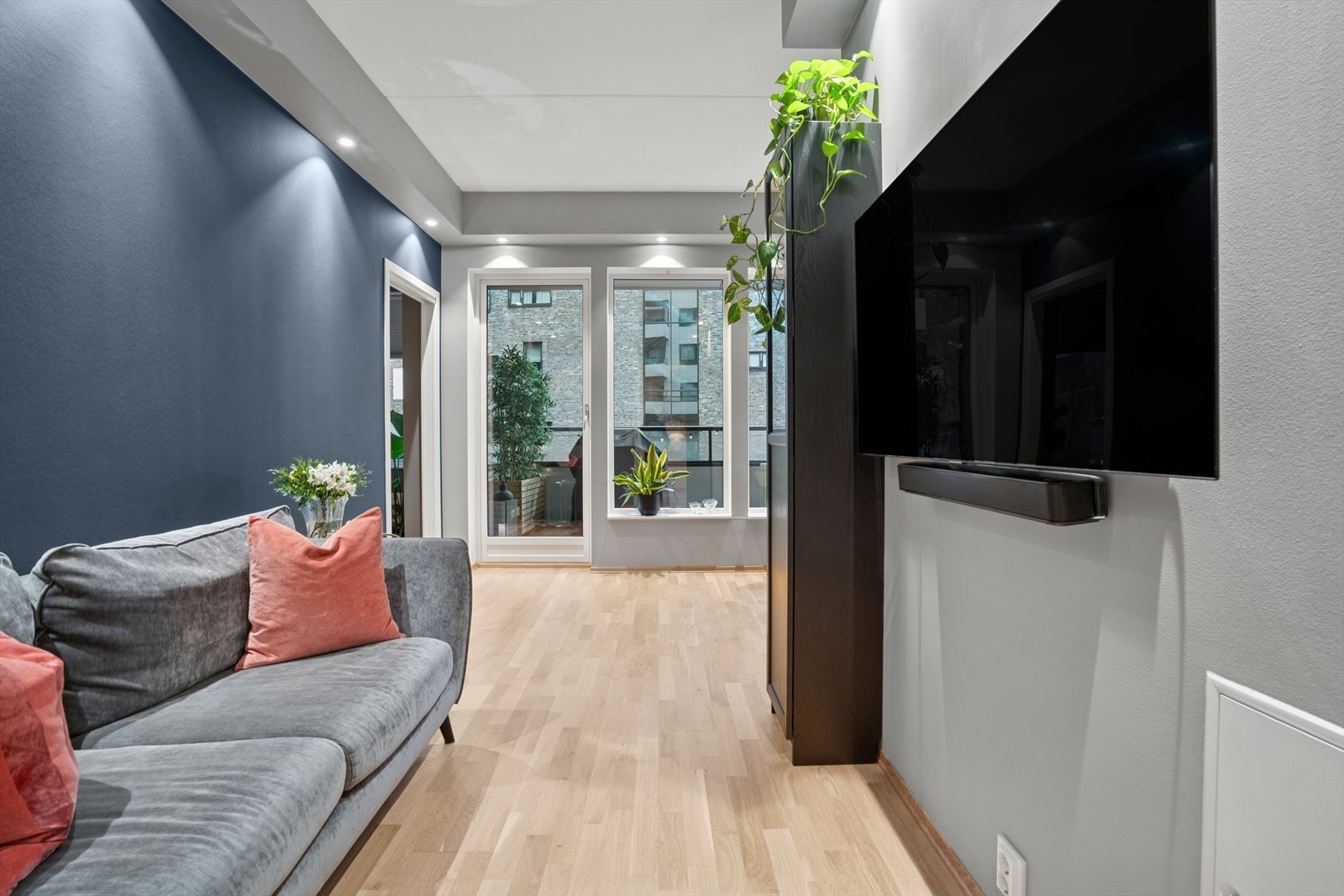 Leiligheten har en lys og trivelig stue i åpen løsning mot et tidsriktig kjøkken. Galleribilde