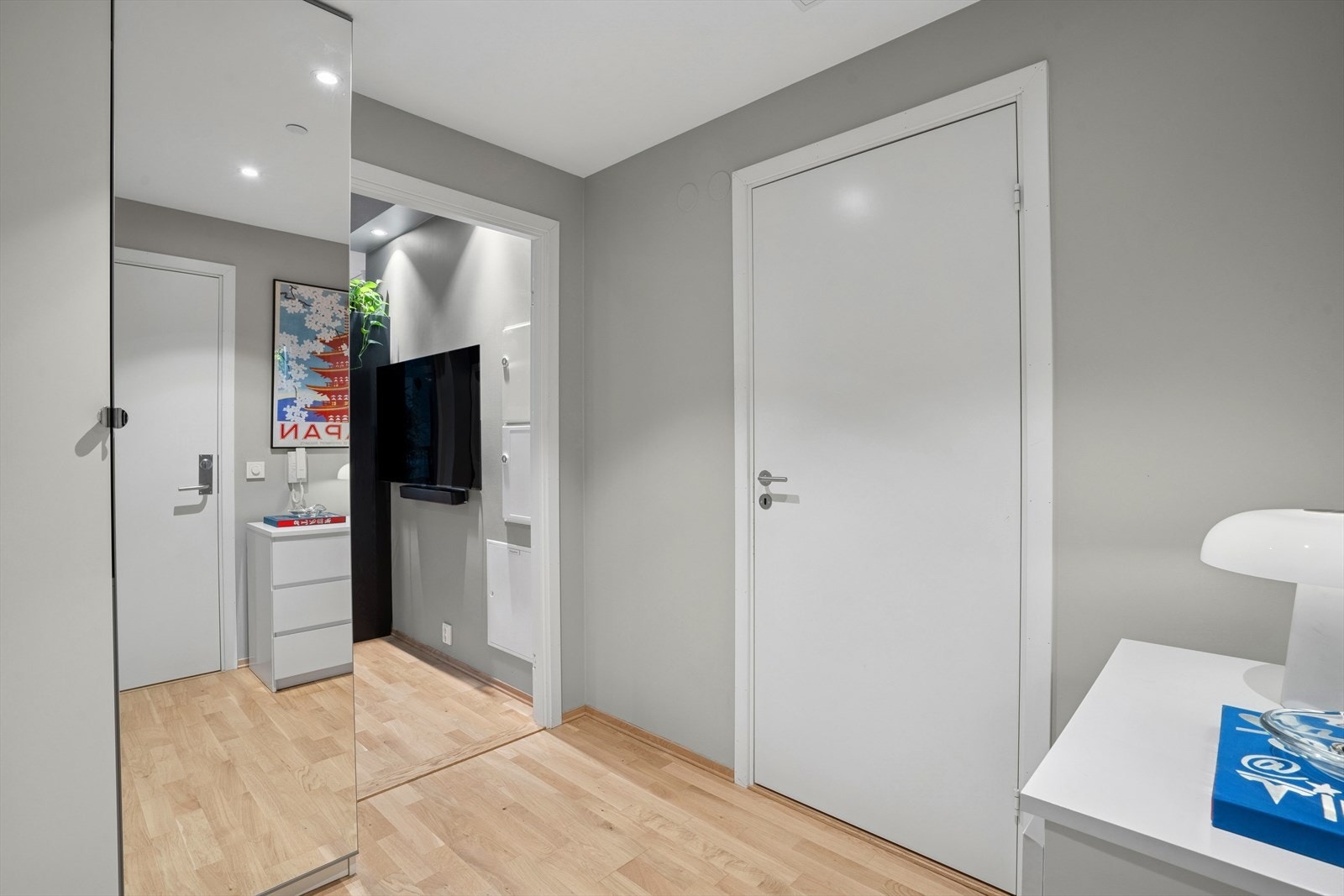 Det er adkomst med heis til etasjeplan. Entreen har downlights, eikeparkett, og malte veggflater. Galleribilde