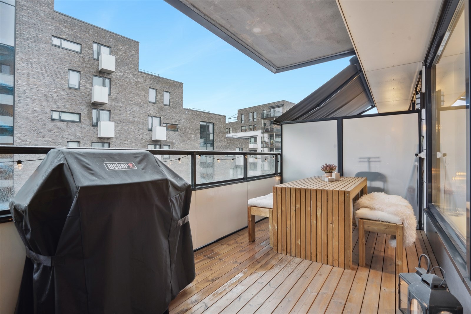 Balkongen er vestvendt så den byr på gode solforhold. Galleribilde