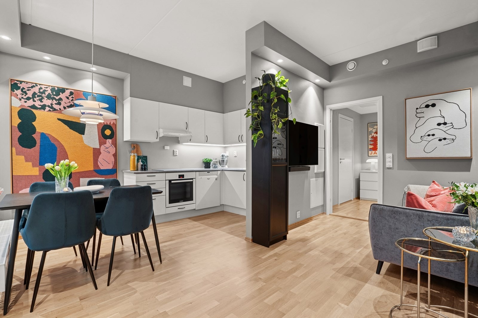 Det er god plass til spisebord i naturlig sone ved kjøkkenet. Galleribilde