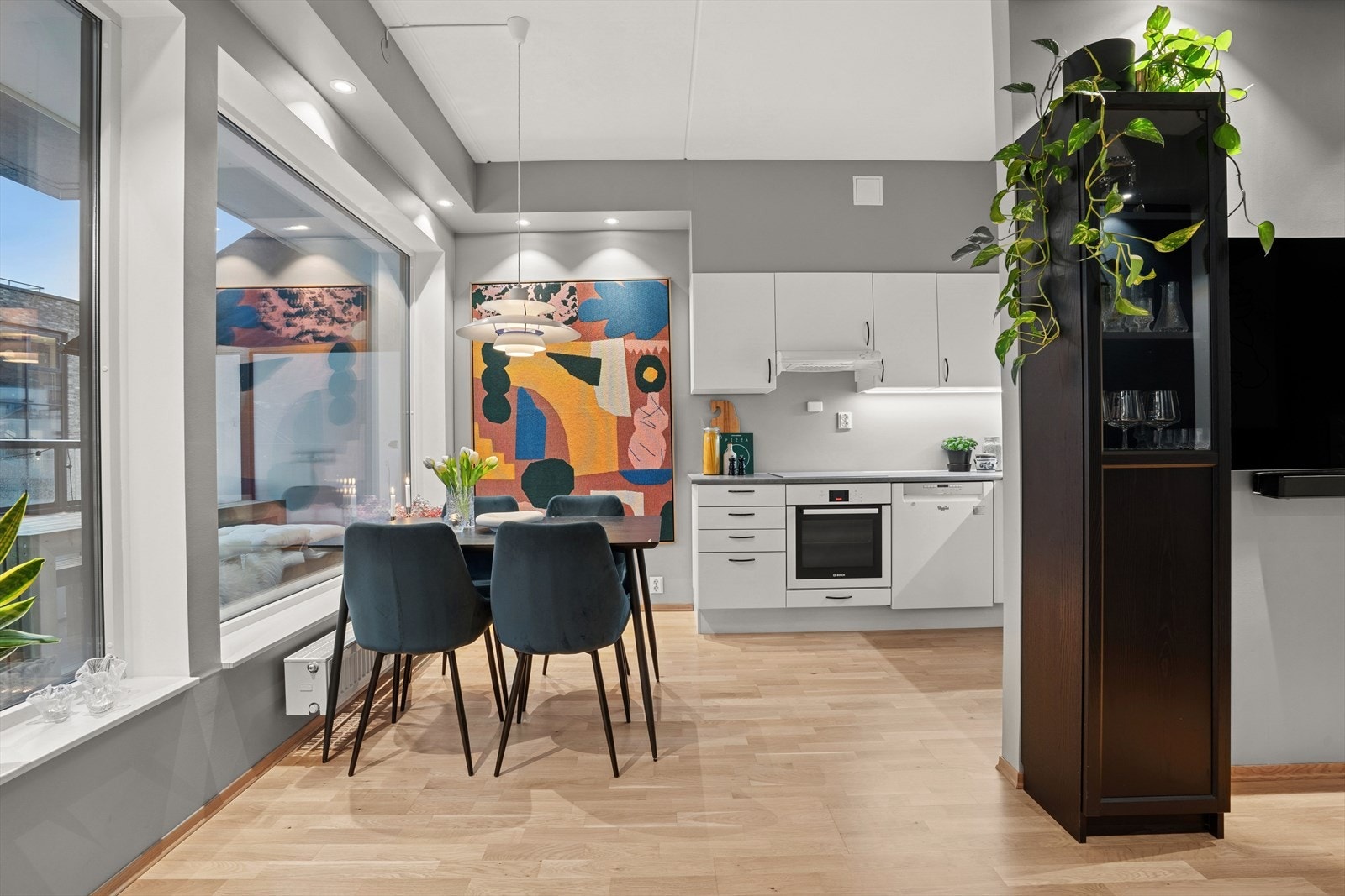 Over kokesonene er det komfyrvakt. Videre har kjøkkenet integrert stekeovn, induksjonstopp, Villavent-ventilator, plass for kjøleskap og opplegg for oppvaskmaskin. Galleribilde